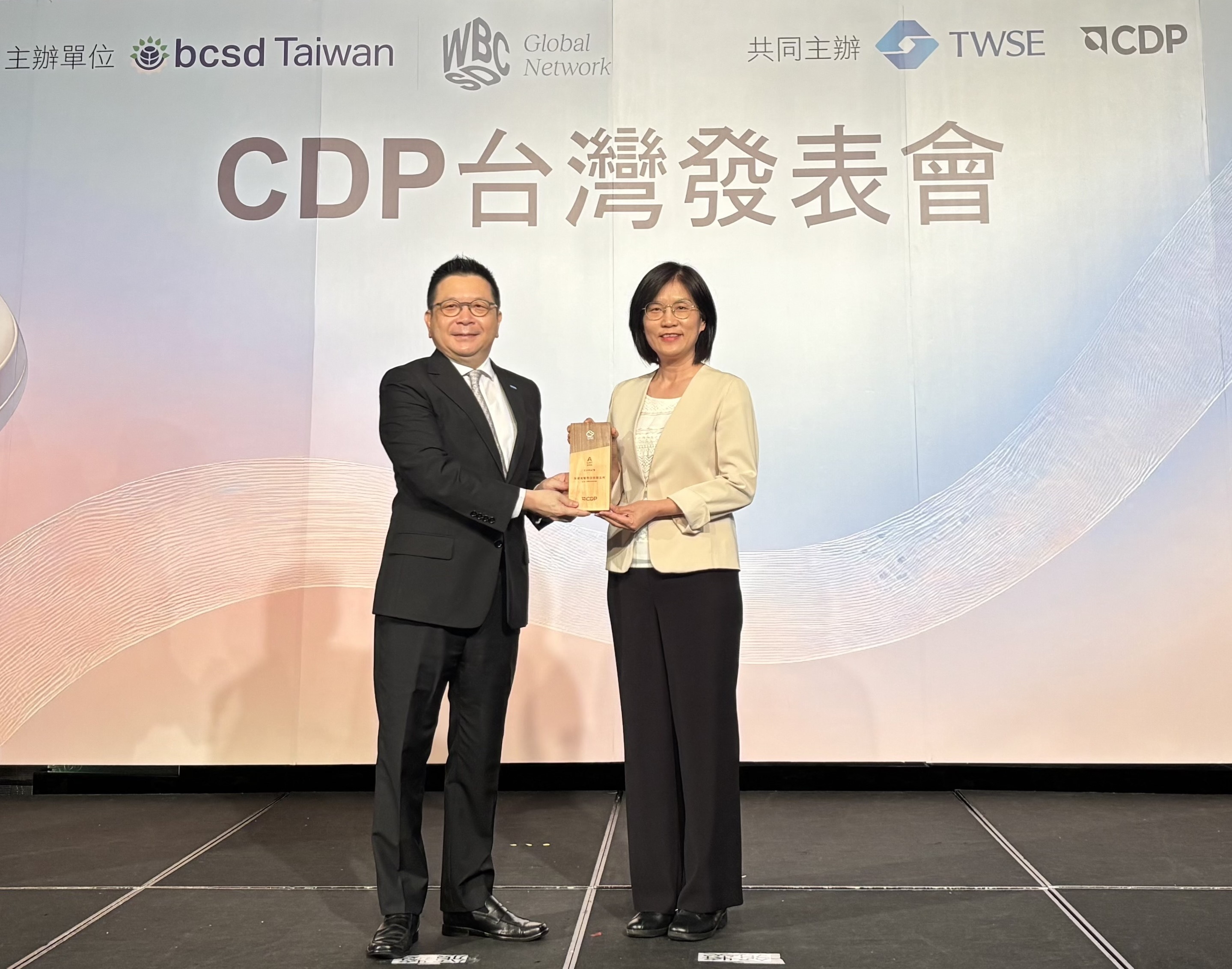 友達永續成果再獲國際評比肯定，獲頒CDP氣候與水資源雙項領導力評級。今由臺灣證券交易所董事長林修銘（左）頒獎，友達光電永續長古秀華（右）代表受獎