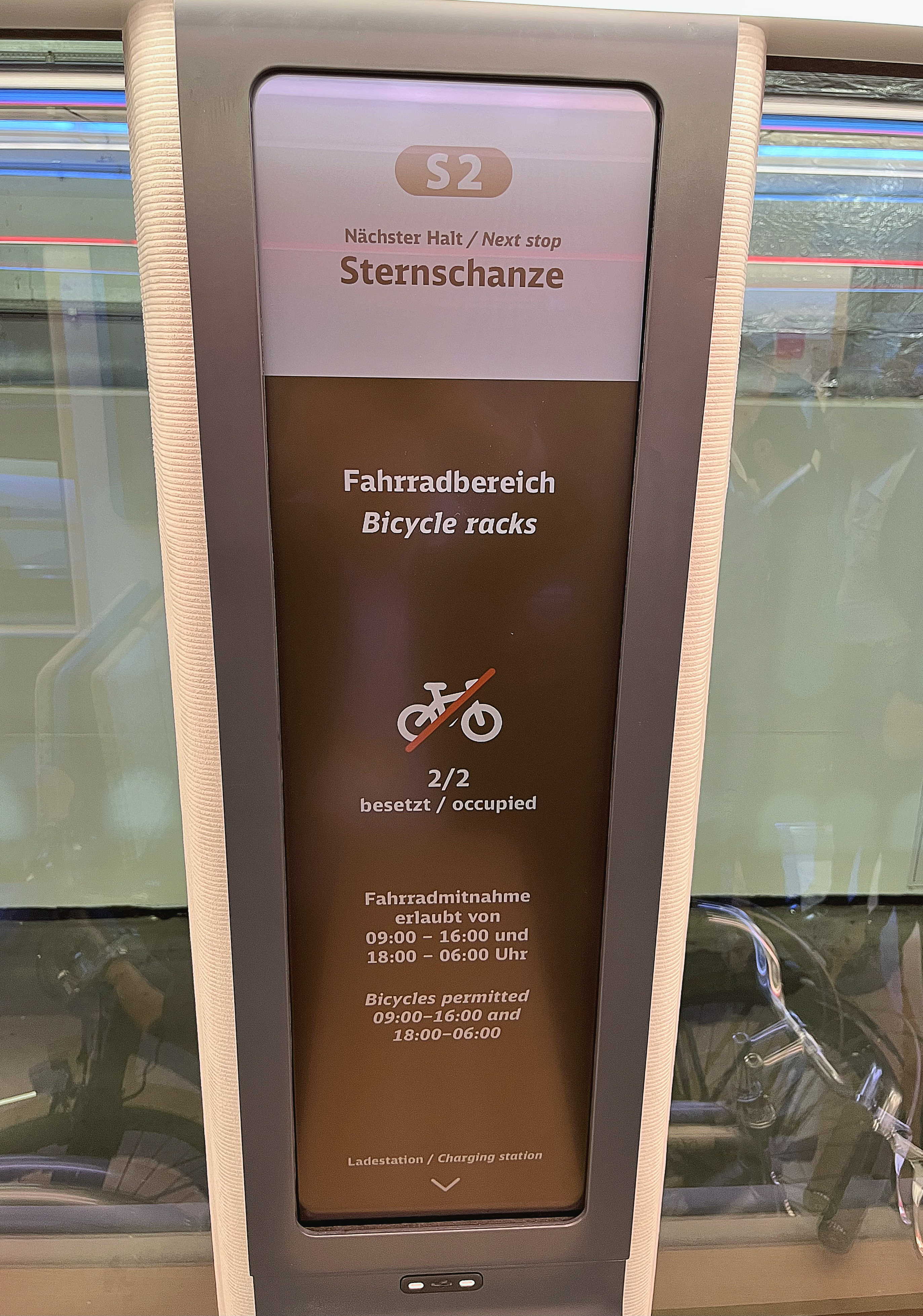 达擎HiRaso显示技术采用胆固醇液晶独特的双稳态特性及反射环境光线的方式，发挥最佳能源运用效率，其仅在更换显示画面时才消耗电力，在持续静止的画面显示上则为零耗电，与传统液晶显示技术相比大幅节省90%能耗