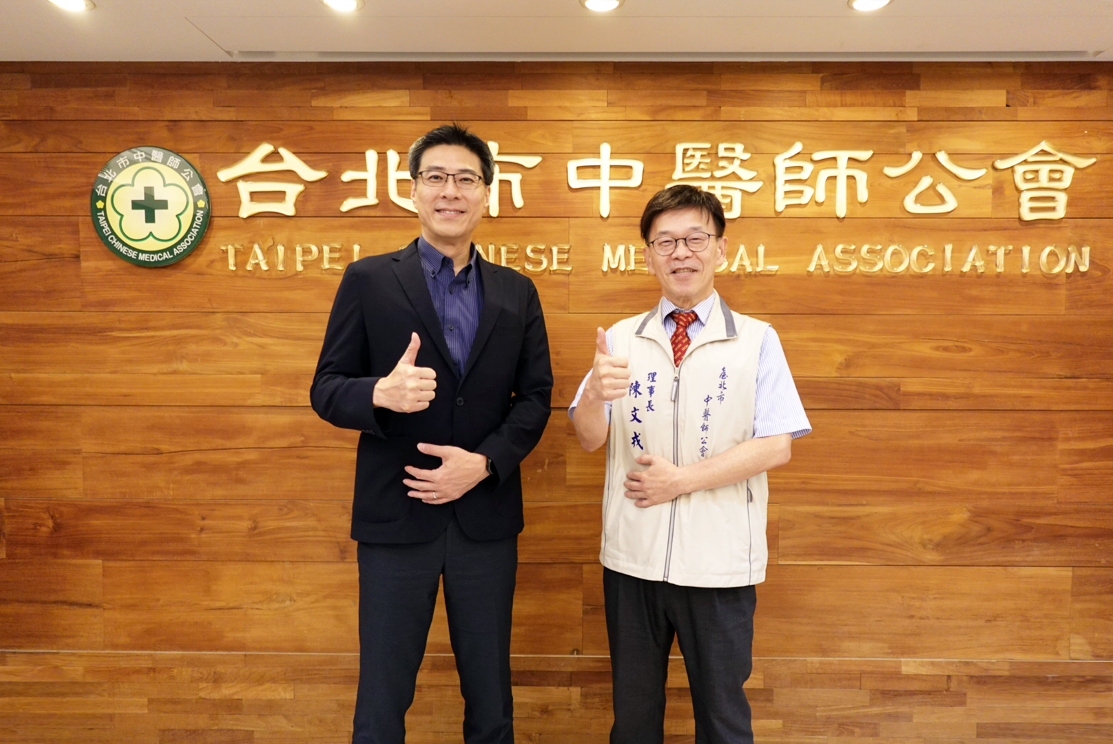 友達耘康積極推動中醫數位化，以創新技術與研發能量串連各界專家，共同建構智慧中醫生態圈；圖為友達耘康廖世宏董事長（左）與台北市中醫師公會陳文戎理事長（右）