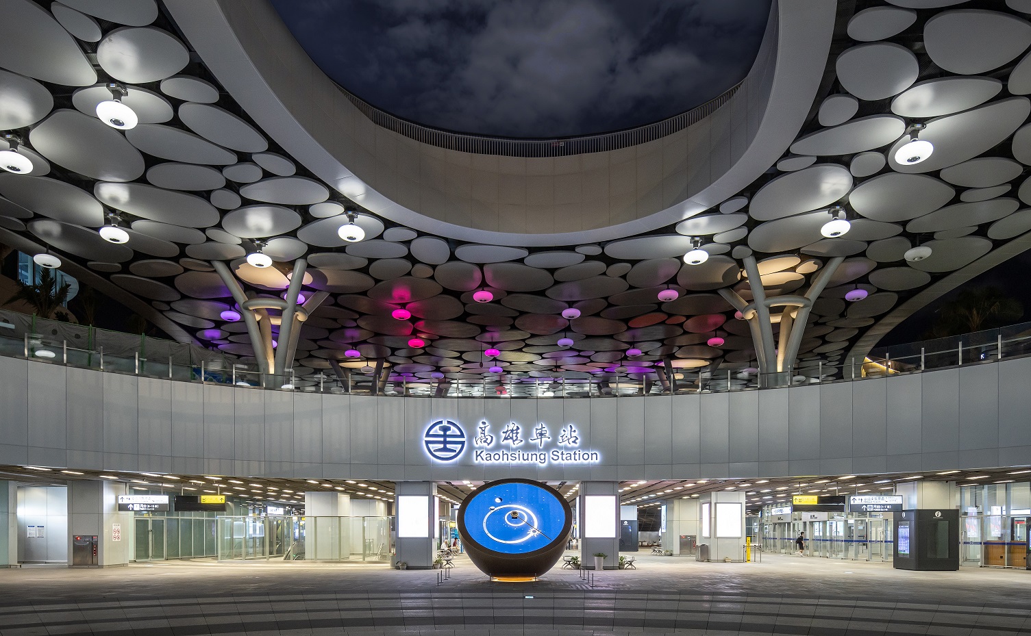 創利空間參與《高雄車站共感空間》公共藝術計畫，擔任視覺科技整合夥伴。於「看時間」天文鐘作品中提供技術指導，整合圓形LED鐘面與鐘體結構，在時間、天象星盤與空間氛圍間生動展演