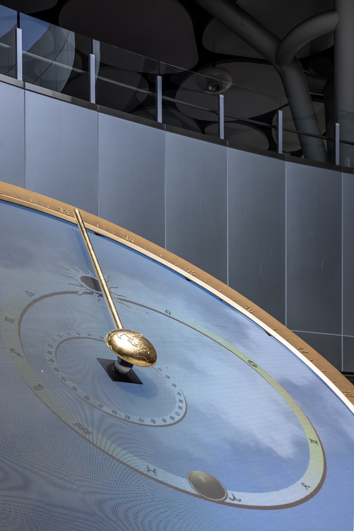 創利空間參與《高雄車站共感空間》公共藝術計畫，擔任視覺科技整合夥伴。於「看時間」天文鐘作品中提供技術指導，整合圓形LED鐘面與鐘體結構，在時間、天象星盤與空間氛圍間生動展演