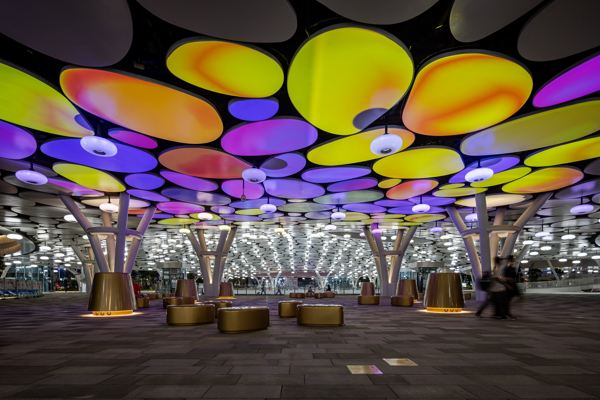 於「染色彩」作品中，創利空間協助藝術團隊將高雄車站天棚2700片鋁製雲朵染上繽紛色彩，從設備設定、光影軟體串接到現場調校，確保光線準確落在雲朵表面，展現層次與意境