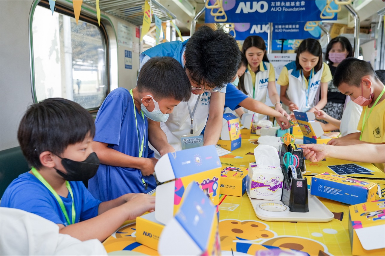 今年友達設計「光電、再生能源、水資源」三大課程主題，攜手供應鏈夥伴默克及大豐環保，以循環經濟理念開發創意教材