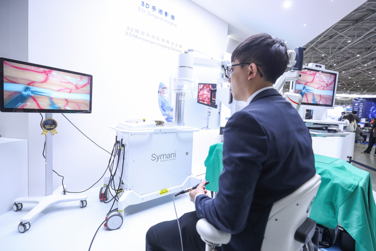 达擎推出〝3D显微手术影像解决方案〞，将3D影像技术从腹腔内视镜手术延伸至神经、血管、淋巴等高难度显微手术，提供超清晰立体视野，协助医疗团队在复杂手术中完成精准细腻操作。