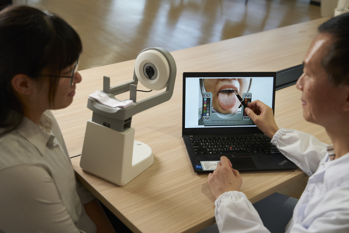 友達耘康的「舌象辨識軟體」則運用AI與大數據技術，可快速辨識舌色、舌形、苔色、苔質等特徵，顯著提升舌象辨識效率，優化檢測流程。