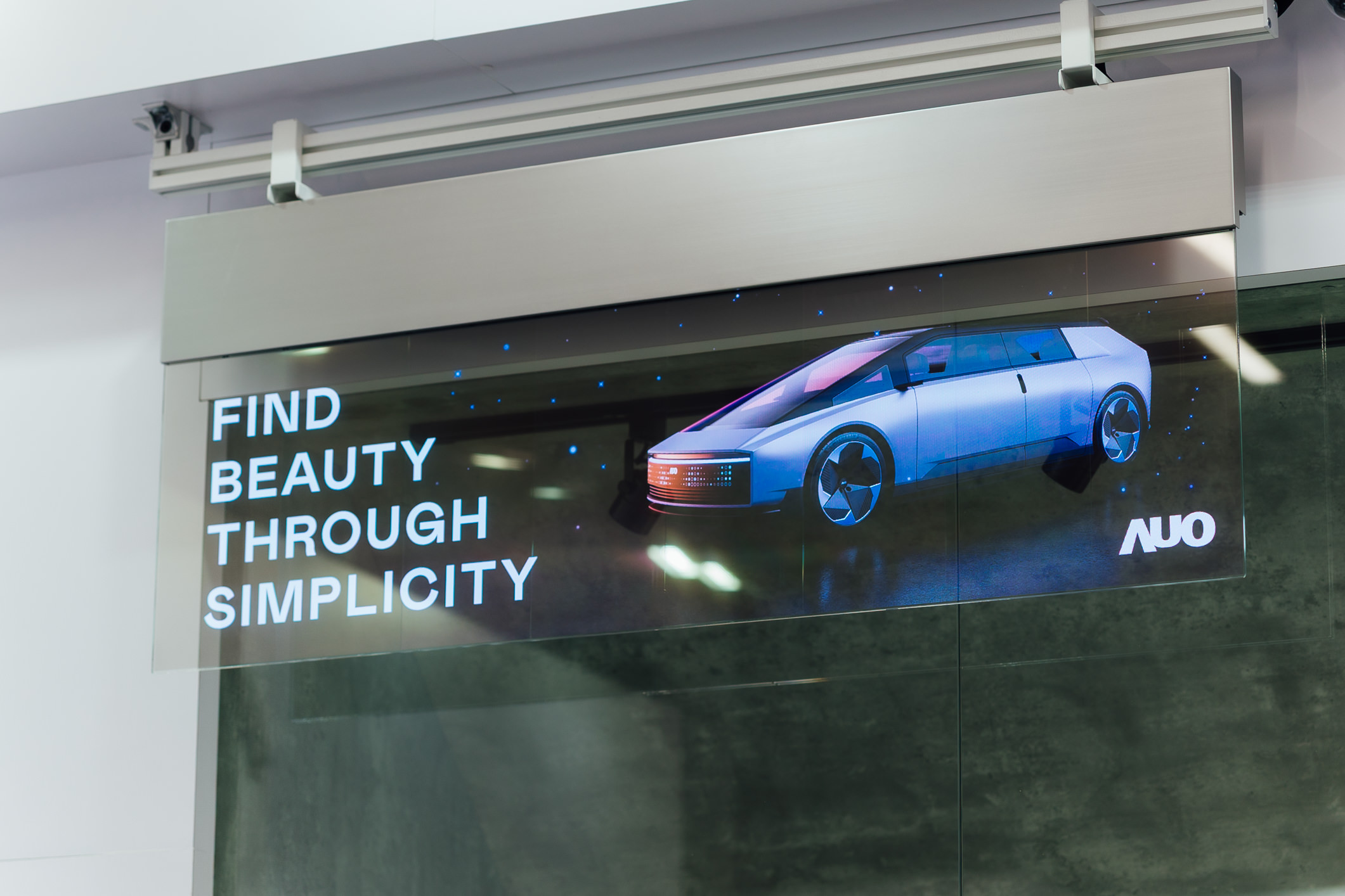 具備高亮度透明感的54吋透明Micro LED智慧看板，可無限拼接不同尺寸，營造出兼具科技感與美學的沉浸式氛圍，適用於旗艦店、展演空間等多元場域。