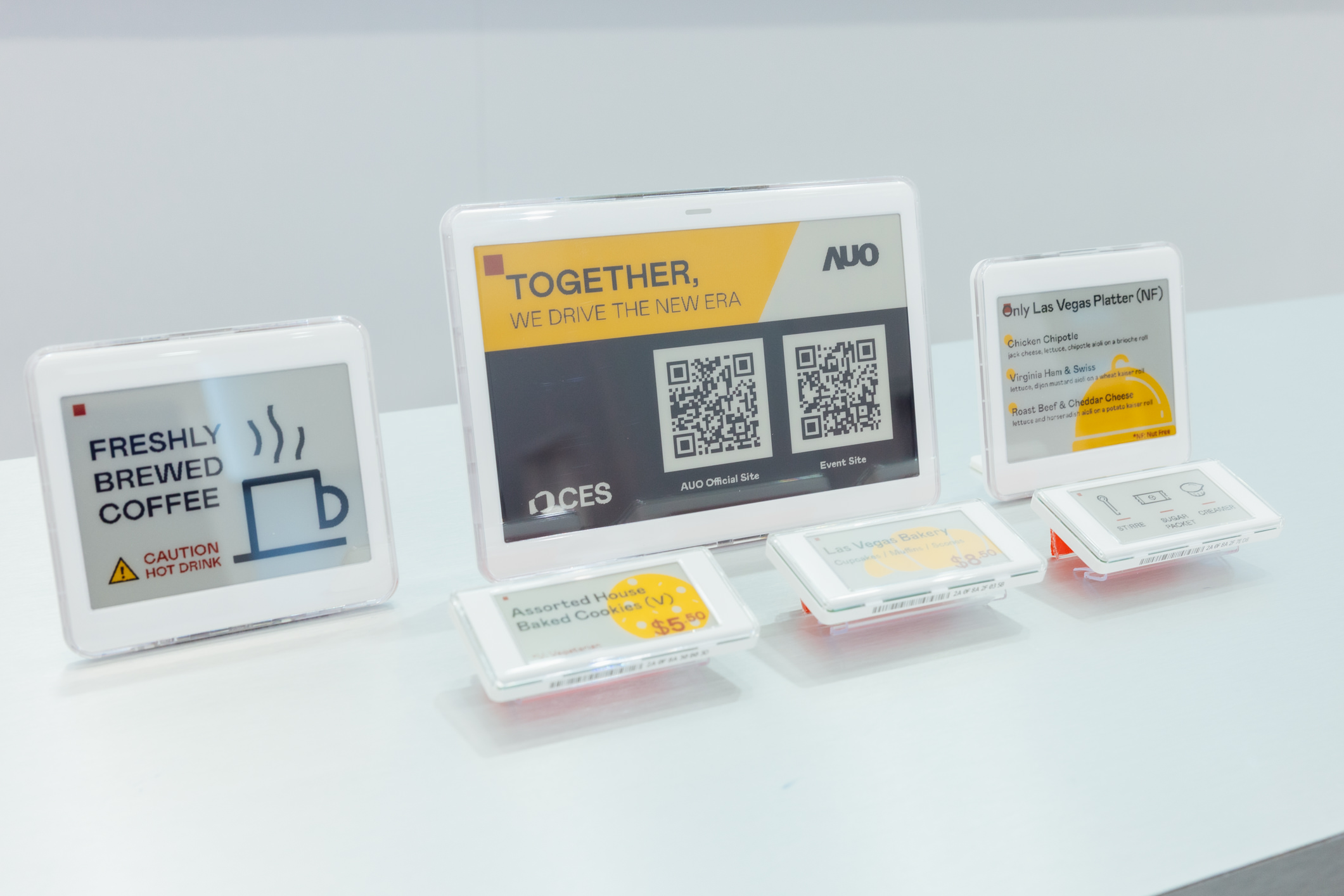 達擎開發的低功耗、全彩的aecoPost電子紙解決方案，僅在更新畫面時需要微量的電力驅動，無需佈建電線的便捷設計，使其可靈活應用、彈性選擇置放處；可搭配aecoTag電子貨架標籤解決方案，驅動商店內所有數位看板和電子貨架標籤，以遠端控制實現動態變價，提升門市人員作業效率，並以無紙化落實永續經營目標。