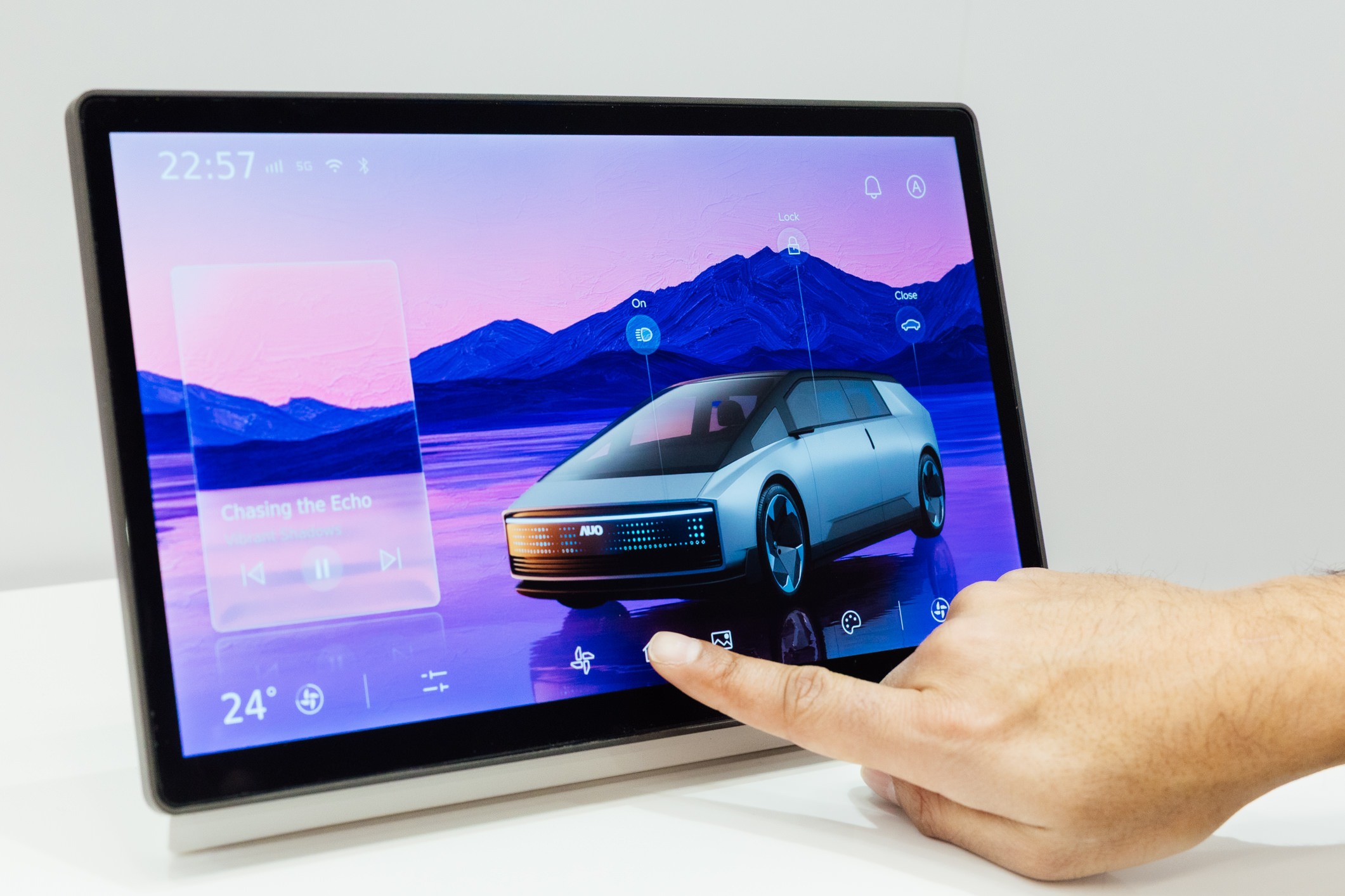 將先進抗反光技術導入於CID中控台呈現全時可視效果，並支援與座艙環境完美融合，帶來清晰且不干擾的駕駛與座艙操作體驗，兼容座艙質感與行車安全。