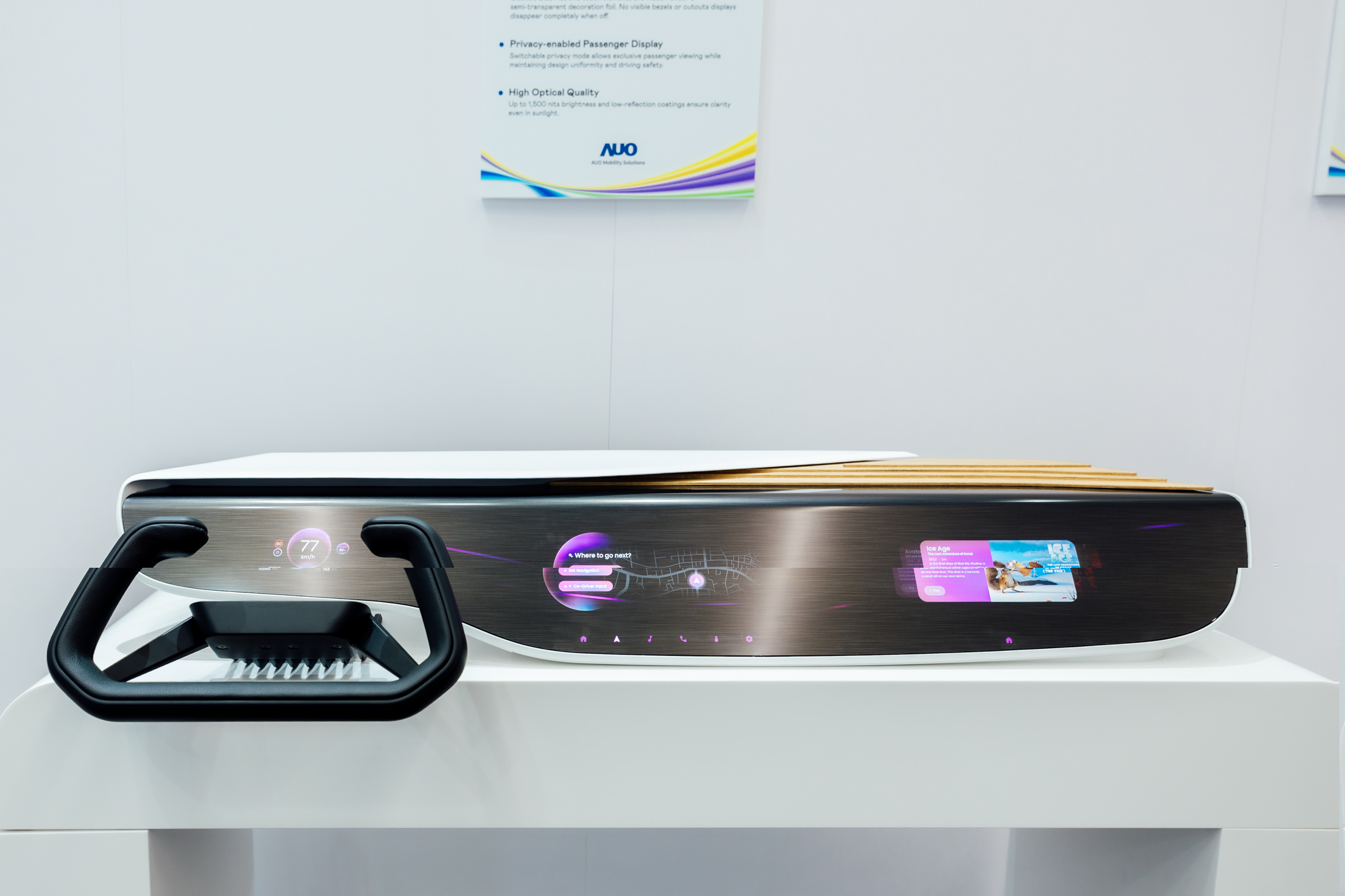 Horizon Intelligent Dash將儀表板、中控資訊顯示器及乘客資訊顯示器整合為一個無縫介面，營造端到端的一體化大尺寸顯示效果，並透過友達智慧移動所開發的網域控制器啟用AI驅動，支援訊號即時診斷與智慧空調控制。