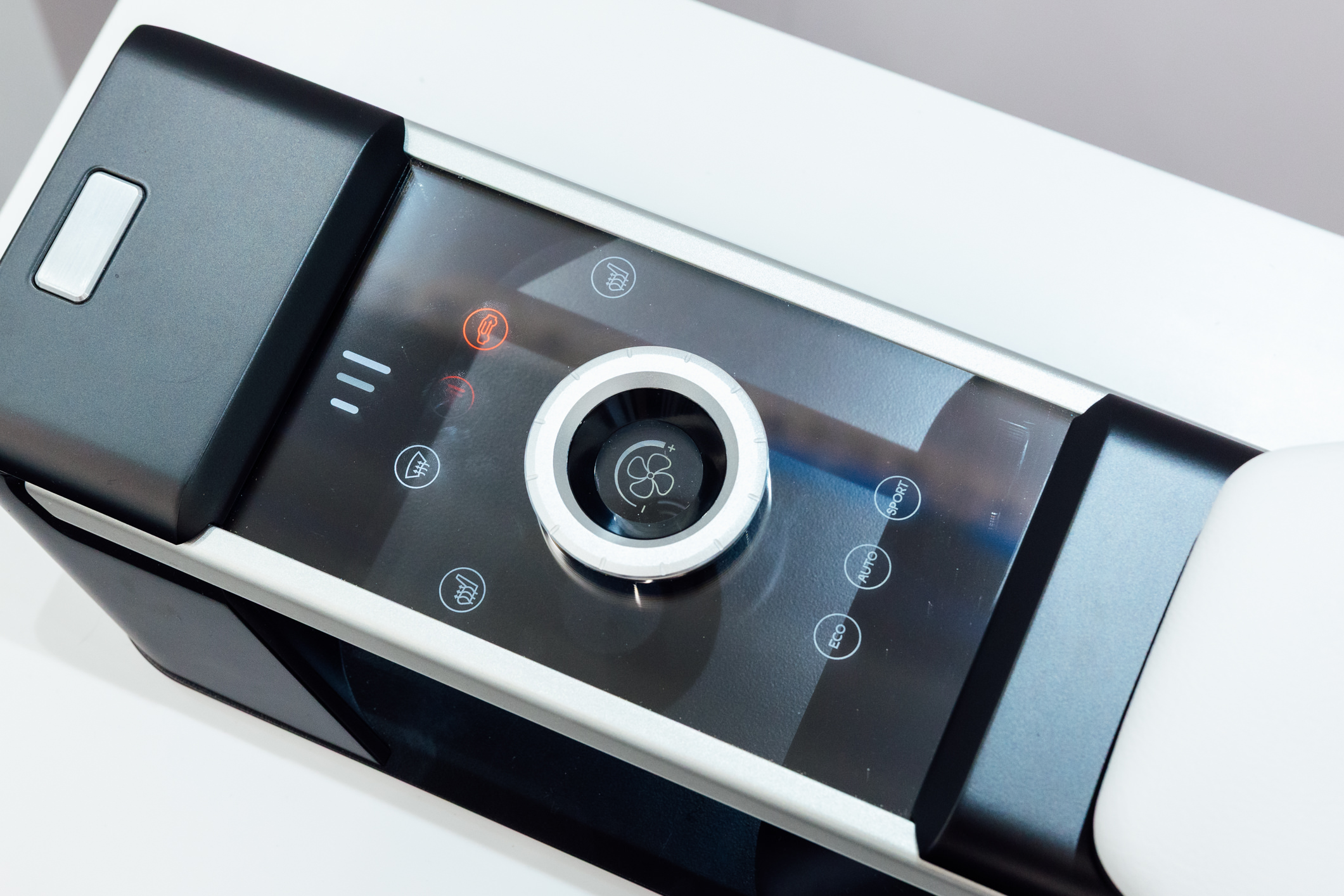 以極簡設計打造的CrystalSense Console，為中央扶手區帶來創新突破，將功能隱藏於簡約的外觀中，並採用懸浮式旋鈕搭配玻璃面板與主動觸覺回饋，僅在操作時才顯現功能選單，提供直覺且可自訂的互動體驗。